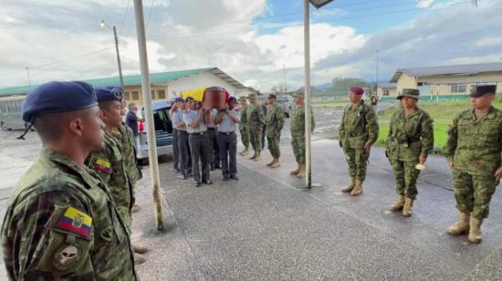 En la Brigada de Selva 17 Pastaza se realiza la capilla ardiente de los tres militares que fueron reconocidos, tras el accidente aéreo en Pastaza, el 26 de abril de 2024.
