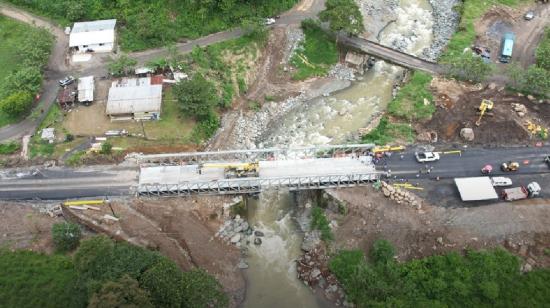 Toma aérea del puente Delta sobre el río Leila, en la vía Aloag - Santo Domingo