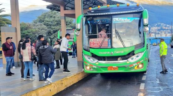 Usuarios de la cooperativa 'Flota Pichincha', el 29 de abril de 2024 en la terminal Río Coca, en el norte de Quito