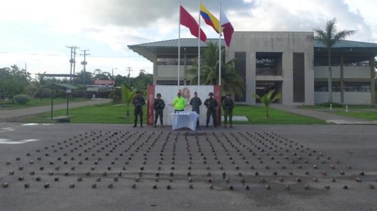 Militares colombianos junto a los explosivos decomisados a la narcoguerrilla de alias 'Araña, en Putumayo, el 29 de abril de 2024.