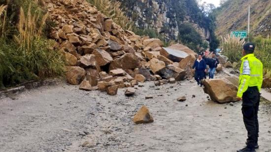 Enormes rocas bloquean el paso en la vía Gualaceo-Limón, al sur de Ecuador, el 29 de abril de 2024.