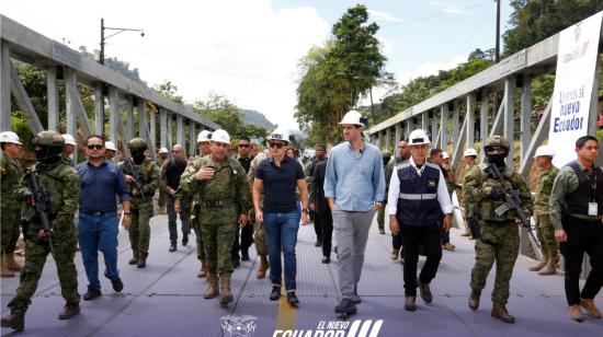 El presidente Daniel Noboa y el ministro Roberto Luque recorrieron el puente en Santo Domingo.