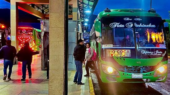 Una unidad de la cooperativa Flota Pichincha en la estación Río Coca, en el norte de Quito, el 29 de abril de 2024