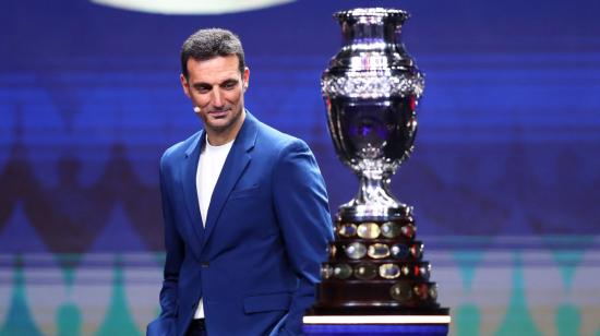 Lionel Scaloni, entrenador de Argentina, junto al trofeo de la Copa América durante el sorteo oficial del torneo, el 7 de diciembre de 2023 en Miami, Florida.