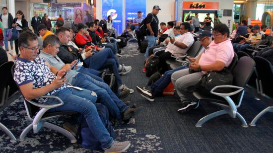 Pasajeros esperan sus vuelos en un Aeropuerto de Ecuador.