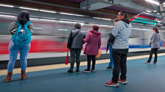 Pasajeros esperan en una estación del Metro de Quito.