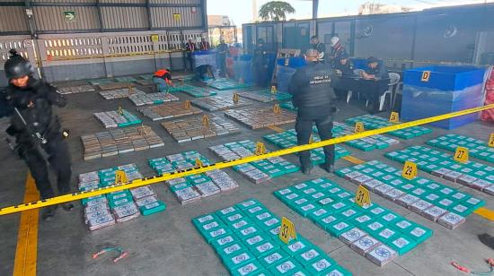 Policía de Guatemala colocan  en el piso los paquetes de droga que llegaron a su país desde Ecuador.