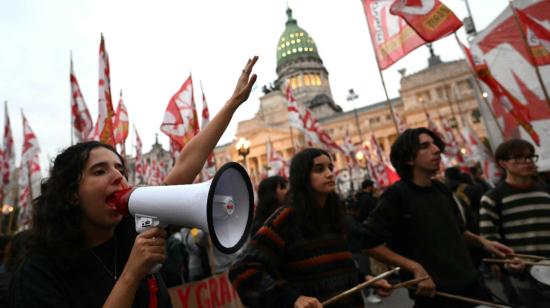 
Miembros de organizaciones sociales se manifiestan mientras los diputados asisten a una sesión en el Congreso Nacional en Buenos Aires el 29 de abril de 2024.