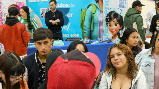 Jóvenes en una feria educativa el 18 de diciembre de 2023.