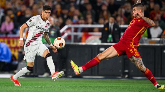 Piero Hincapié, durante el partido del Bayer Leverkusen ante la Roma, el 2 de mayo de 2024.