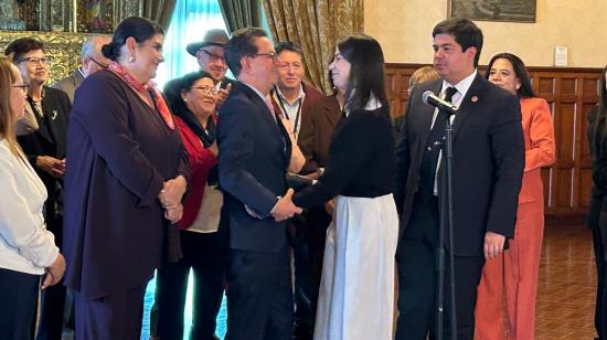 Roberto Izurieta llegó acompañado por la nueva secretaria de Comunicación, Irene Vélez.