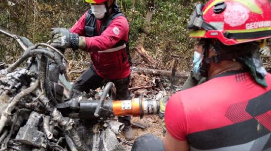 Bomberos remueven escombros del helicóptero accidentado en Pastaza, en búsqueda de víctimas, el 30 de abril de 2024.