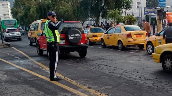 Un agente de tránsito dirige el tráfico en Quito.