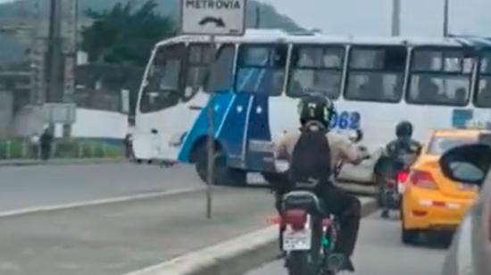 Bus se sube a una vereda en Guayaquil para girar.