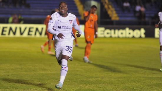 Jairón Charcopa celebrando su gol ante Libertad, 30 de abril de 2024.