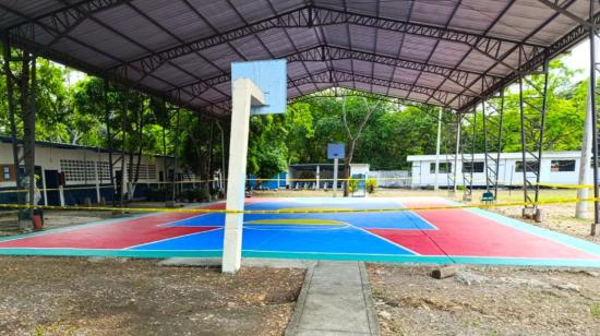 Imagen referencial de trabajos de reparación en un colegio de Guayaquil, previo al inicio de clases, el 30 de abril de 2024.