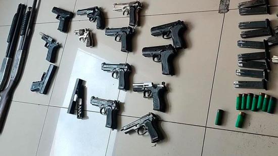 Parte de las armas decomisadas a Los Choneros en Guayaquil, este 1 de mayo de 2024.