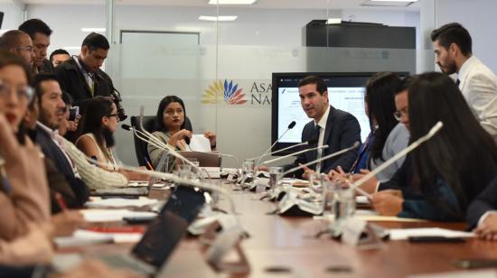 El ministro encargado de Energía, Roberto Luque (der.), en una comparecencia en la Asamblea el 1 de mayo de 2024.