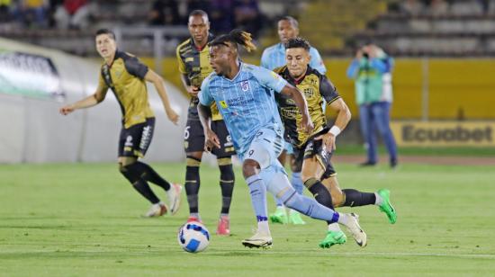 El jugador de Barcelona SC, Joao Rojas, disputa un balón durante el partido con Universidad Católica, este 1 de mayo de 2024.