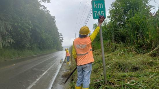 Trabajadores dan mantenimiento a las vías de Zamora Chinchipe, el 2 de mayo de 2024.