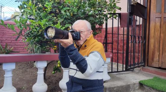 Luis Mejía con una de sus cámaras, en su vivienda, el 30 de abril de 2024.