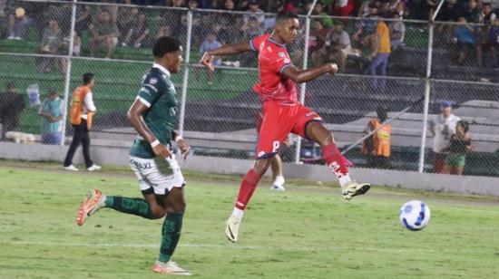 Fidel Martínez, de El Nacional, patea un balón ante Orense en la Fecha 11 de la LigaPro, el 3 de mayo de 2024.