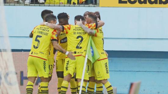 Los jugadores de Barcelona SC se abrazan tras un gol ante Delfín por la Fecha 11 de la LigaPro, el 4 de mayo.