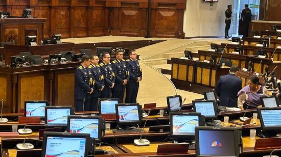 Miembros de la Fuerza Aérea Ecuatoriana estuvieron presentes en la Asamblea para la aprobación de la ley.