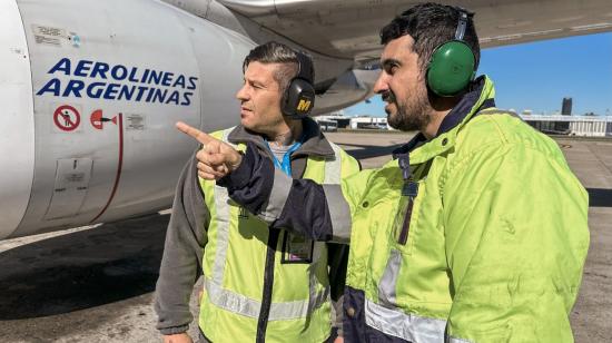 Trabajadores de Aerolíneas Argentinas inspeccionanun avión de esa compañía.