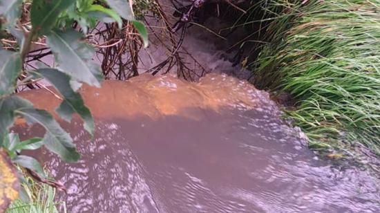 Un movimiento de tierra afectó un afluente para el servicio de agua potable en El Quinche.