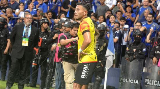 El jugador de Barcelona Joao Rojas antes de cobrar un tiro de esquina en el Clásico del Astillero, el 28 de abril de 2024.