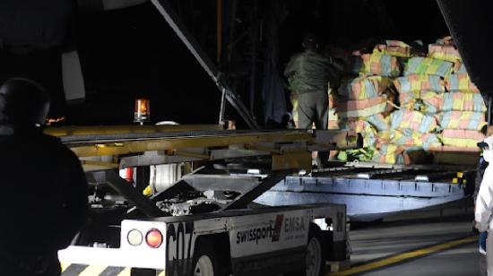 La droga decomisada en Galágados se envió a Quito, en un avión de la FAE, para su procesamiento legal.