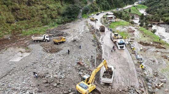 Maquinaria de la Prefectura del Azuay y del Municipio de Cuenca trabajan en la limpieza de la vía Cuenca-Molleturo-El Empalme, el 5 de mayo de 2024.