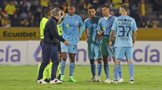 Jugadores de Universidad Católica, durante un partido en el estadio Olímpico Atahualpa, el 1 de mayo de 2024.