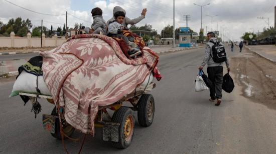 Palestinos dejan la localidad de Rafah, luego de que fallaron las negociaciones entre Hamás e Israel.