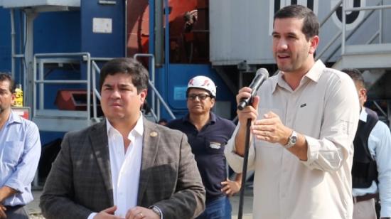 El ministro de Energía Roberto Luque (der.), en una rueda de prensa del 6 de mayo de 2024 en Pascuales.