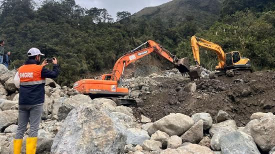 Maquinaria trata de despejar vía Cuenca-Molleturo afectada por un deslave el 6 de mayo de 2024.