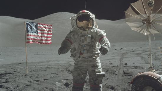 Momento en que un astronauta posa junto a una bandera estática, pues no hay aire que la mueva.