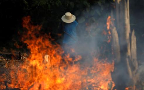 Un campesino trata de apagar el fuego en la zona de Indaruba, municipio del Estado de Amazonas. 