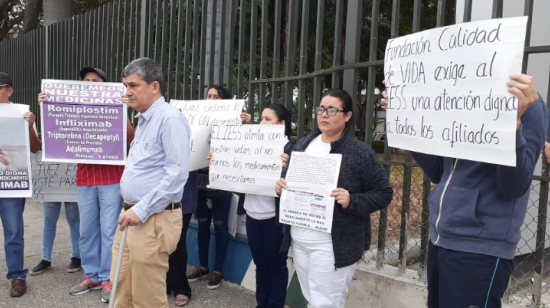 Familiares de pacientes con enfermedades catastróficas reclamaron por la falta de medicinas. 