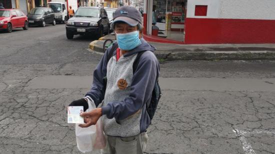 Luis Vernaza muestra la cédula y el carnet de discapacidad de su hijo, el martes 31 de marzo de 2020.