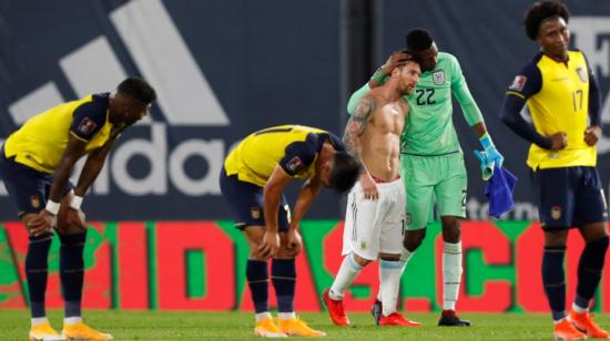 Alexander Domínguez abraza a Lionel Messi al final del partido en La Bombonera. 