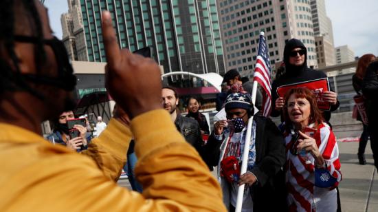 Un partidario de Donald Trump se enfrenta con manifestantes demócratas en Filadelfia, 5 de noviembre de 2020.