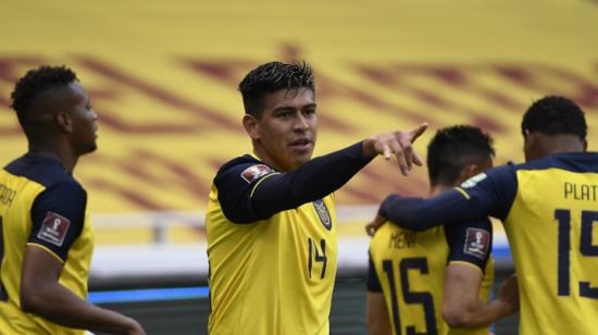 Xavier Arreaga celebra uno de sus tantos en la goleada ante Colombia, el 17 de noviembre de 2020.