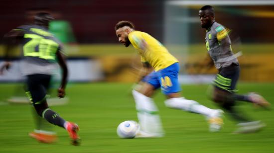 Neymar domina la pelota ante la marca de dos jugadores de Ecuador, en el estadio Beira Rio de Porto Alegre, el viernes 4 de junio de 2021, por las Eliminatorias al Mundial de Catar. 