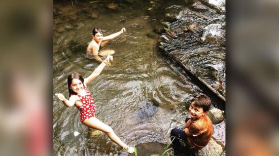 Los niños bañándose en el río con el jabón de manzanilla.