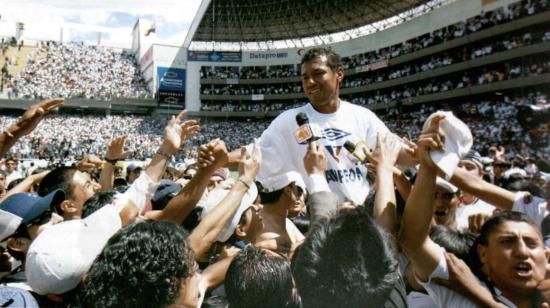 Roberto Palacios festeja el título de campeón con Liga en 2005.