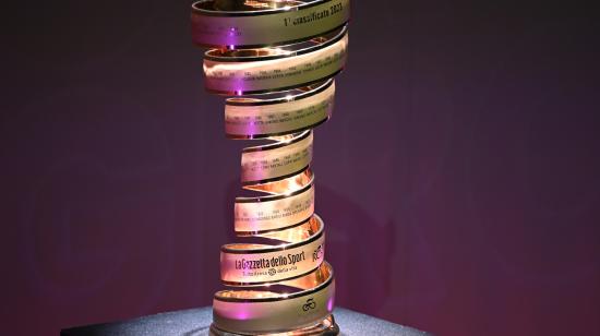 Imagen del trofeo senza fine, que se entrega al ganador de cada edición del Giro de Italia.