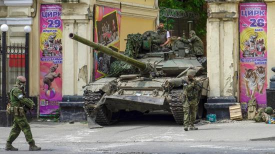 Mercenarios del Grupo Wagner en una calle de la ciudad rusa de Rostov. 