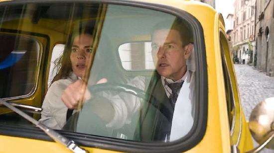 Tom Cruise y Hayley Atwell, en la escena a bordo del Fiat 500.